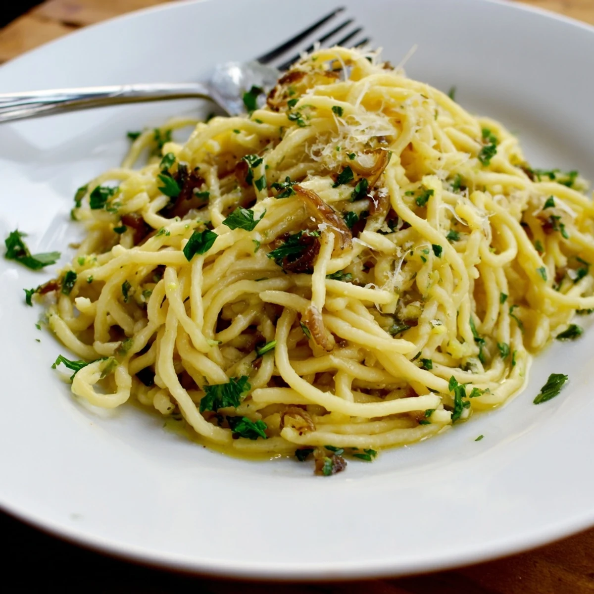 Hausgemachte Spaetzle mit goldbraunen Zwiebeln, perfekt als Beilage oder Hauptgericht.