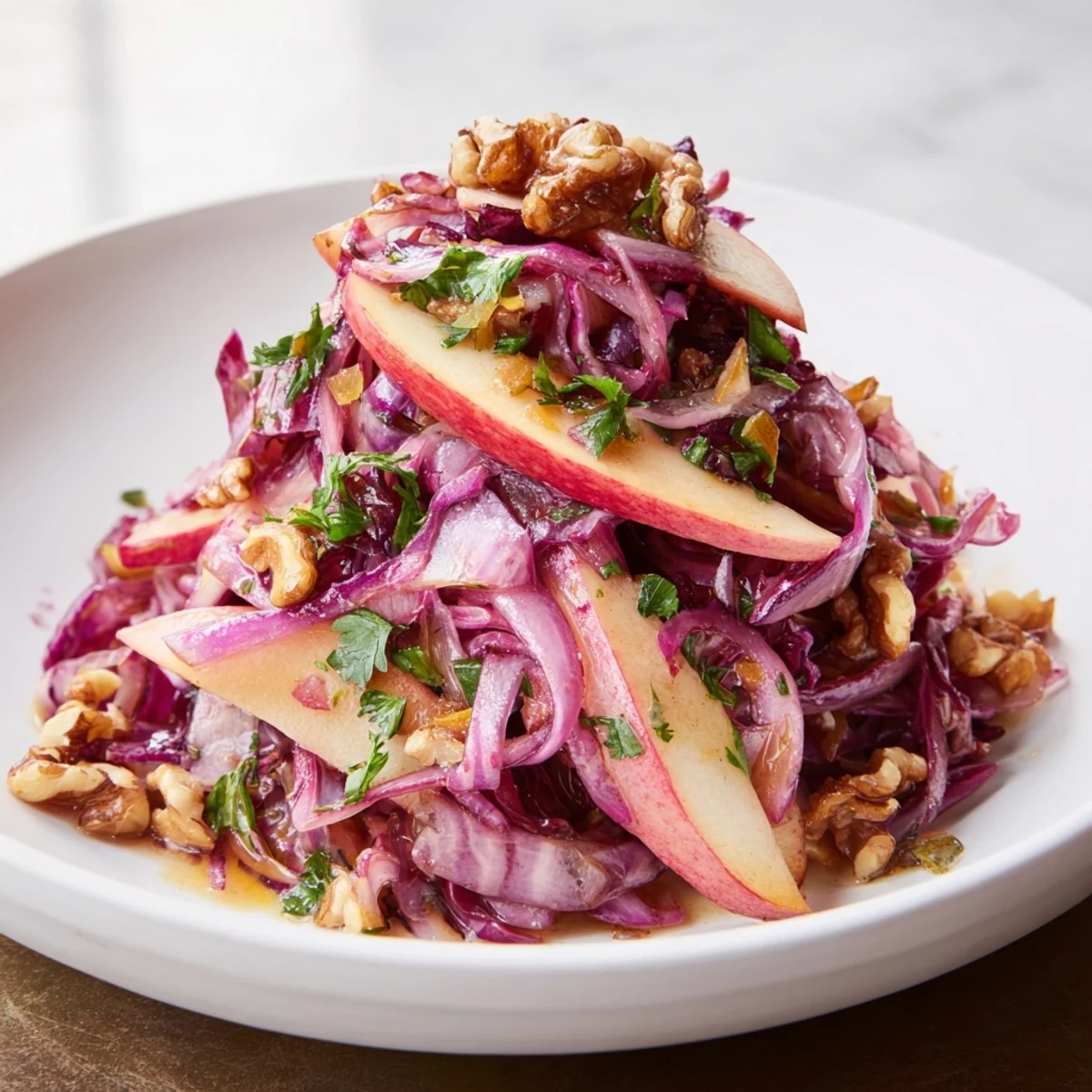 Lebendige, warme Rotkohl-Salat mit Äpfeln und gerösteten Walnüssen serviert.