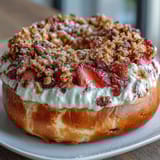 2. Selbstgemachte Bagels mit Erdbeerstückchen, Cheesecake-Füllung und knusprigem Haferstreusel.  