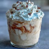 Ein cremiger Vanille-Bohnen-Frappuccino-Protein-Shake mit griechischem Joghurt, perfekt für ein nahrhaftes Frühstück oder einen erfrischenden Post-Workout-Drink.  