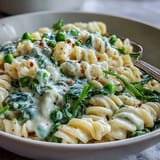 Leckere One-Pot-Zitronen-Ricotta-Pasta mit süßen Erbsen und frischem Spinat.