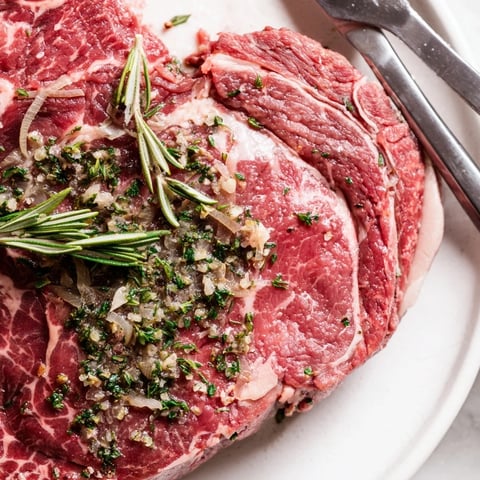 Festlicher Braten mit Kräutern, perfekt für Feiertagsessen und besondere Anlässe.