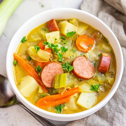 Herzhaftes deutsches Kartoffelsuppenrezept, gefüllt mit zarten Kartoffeln und würziger Wurst.