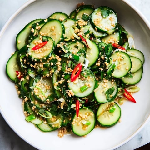 Saftiger Tangy Shaken Asian-Style Cucumber Salad mit knackigen Gurkenscheiben und erfrischender Soße.