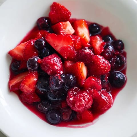 Ein leichter, frischer Beerenkompott, ideal als Topping für Pfannkuchen oder Joghurt.  