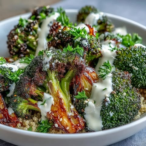 Der gesunde Roasted Broccoli Bowl mit golden geröstetem Brokkoli, Körnern und Sesamsamen ist ein perfektes Mittagessen.