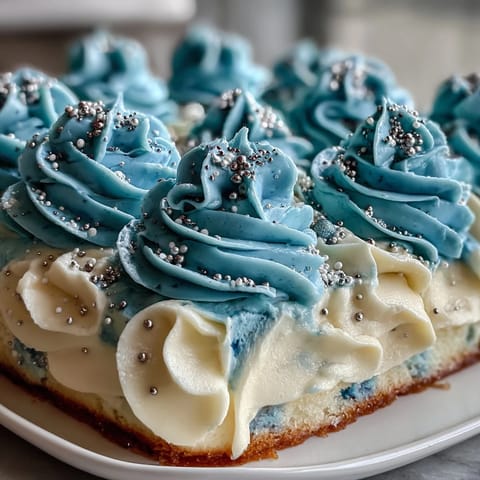 Festlicher Vanille-Blechkuchen mit cremiger Buttercreme und „Class of 2026“-Schriftzug in Schulefarben.
