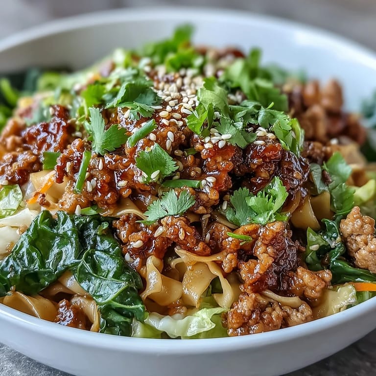 Gemischte Potsticker Noodle Bowls mit saftigem Fleisch, gegrilltem Gemüse und glasigen Nudeln, serviert mit Limette.