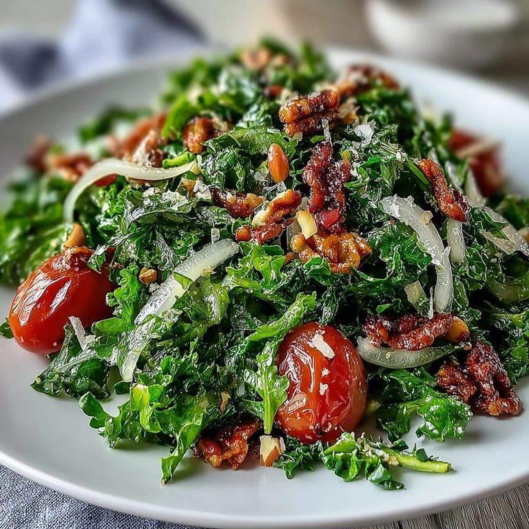 Lebhafter Löwenzahn-Grünsalat mit roten Zwiebeln, Pinienkernen und Parmesan.