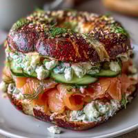 Köstliche Cottage Cheese Bagels mit geräuchertem Lachs belegt, weich und proteinreich.