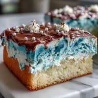 Pisces Kuchen Blechkuchen mit Ozeanwellen-Dekor, blau-weiße Buttercreme in sanften Wellen.