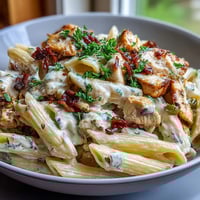 Creamy Crockpot Mississippi Chicken Pasta mit zartem Hähnchen in cremiger Sauce