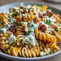 Ein cremiger Nudelsalat mit angebratenem Mais, Kirschtomaten und Cotija-Käse, inspiriert von mexikanischem Street Corn.