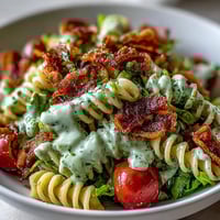 BLT Pasta mit Avocado Ranch – Eine farbenfrohe Sommersalat-Schüssel mit knusprigem Speck, saftigen Tomaten und cremigem Avocado-Dressing.